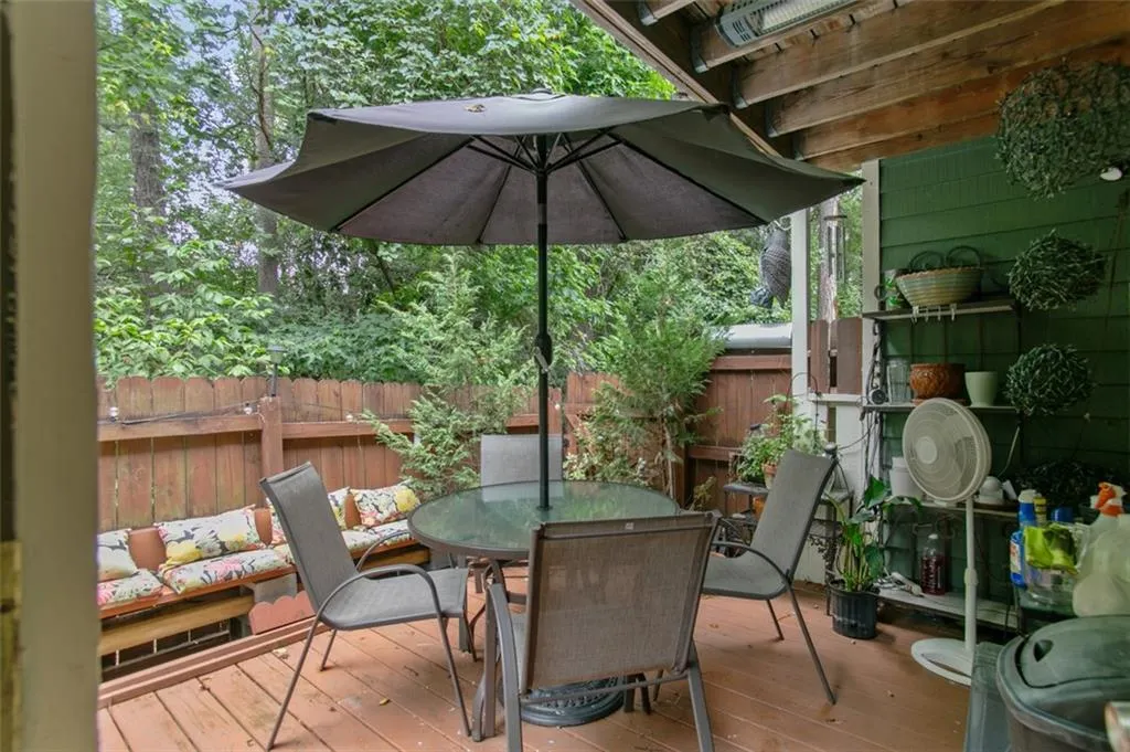 Deck with outdoor dining space