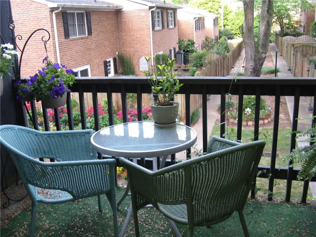 6520 Roswell Road Unit 50, Sandy Springs, Georgia 30328, 2 Bedrooms Bedrooms, ,1 BathroomBathrooms,Residential,Sold,6520 Roswell Road Unit 50,5646942