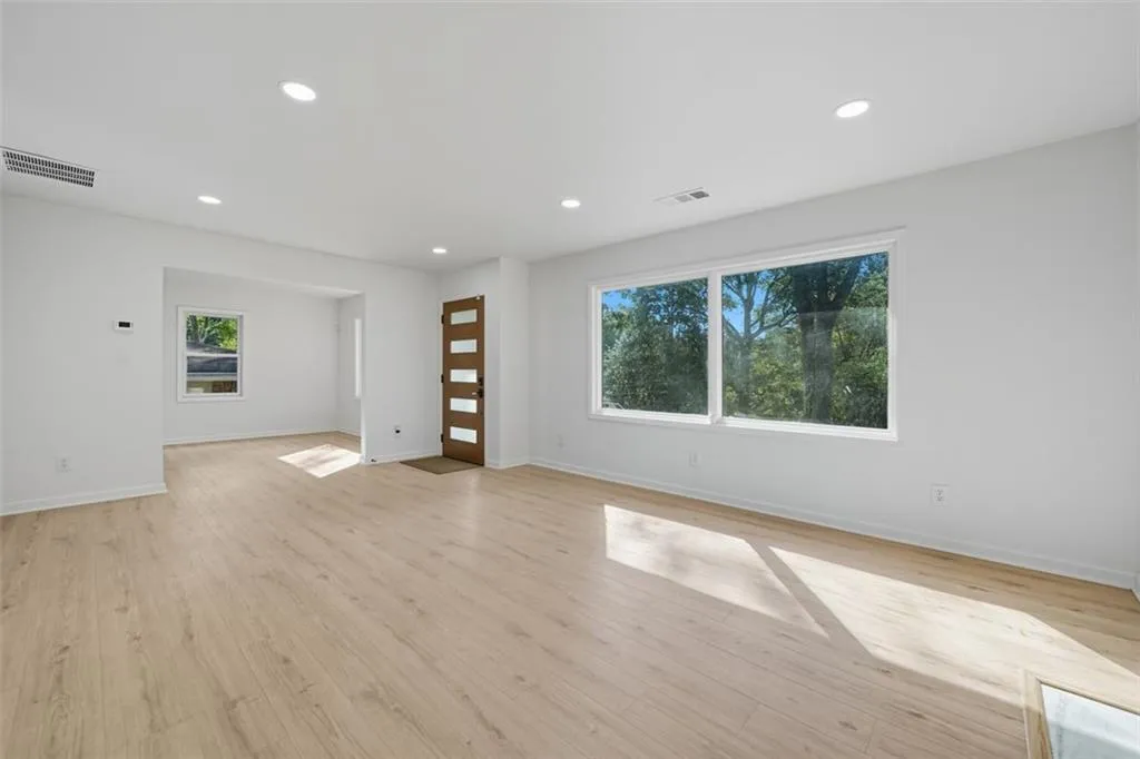 2885 Dale Creek Drive Nw, Atlanta, Georgia 30318, 5 Bedrooms Bedrooms, ,3 BathroomsBathrooms,Residential,For Sale,2885 Dale Creek Drive Nw,7650371