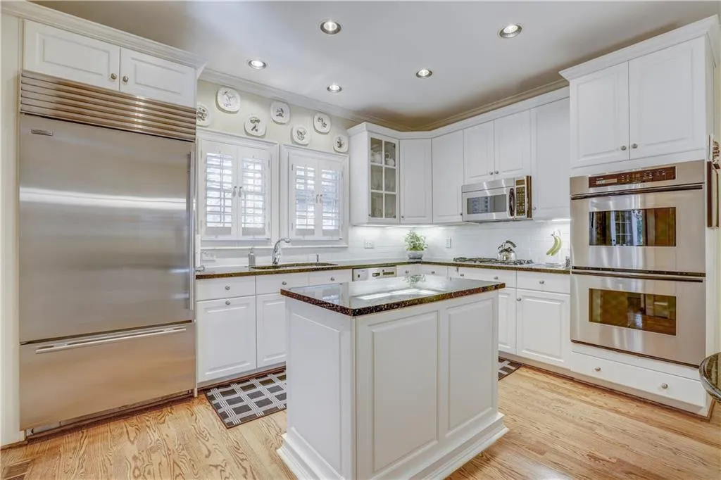 19 Ridgemere Trace, Sandy Springs, Georgia 30328, 4 Bedrooms Bedrooms, ,3 BathroomsBathrooms,Residential,Sold,19 Ridgemere Trace,5956994