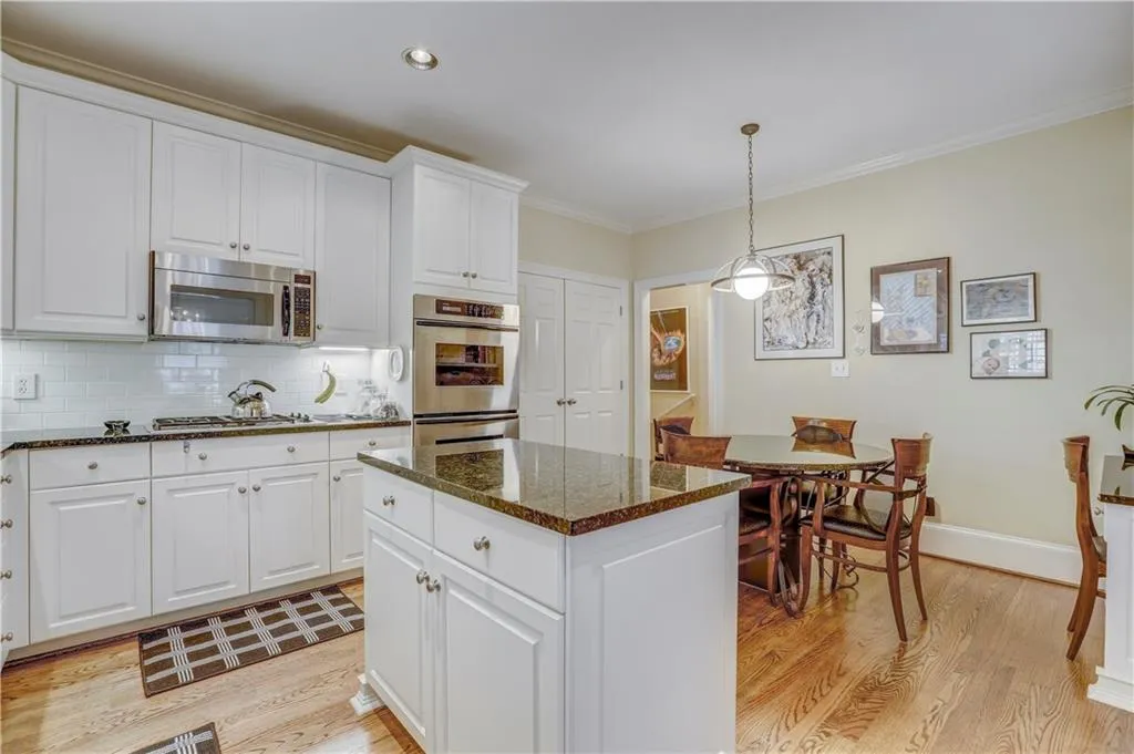19 Ridgemere Trace, Sandy Springs, Georgia 30328, 4 Bedrooms Bedrooms, ,3 BathroomsBathrooms,Residential,Sold,19 Ridgemere Trace,5956994