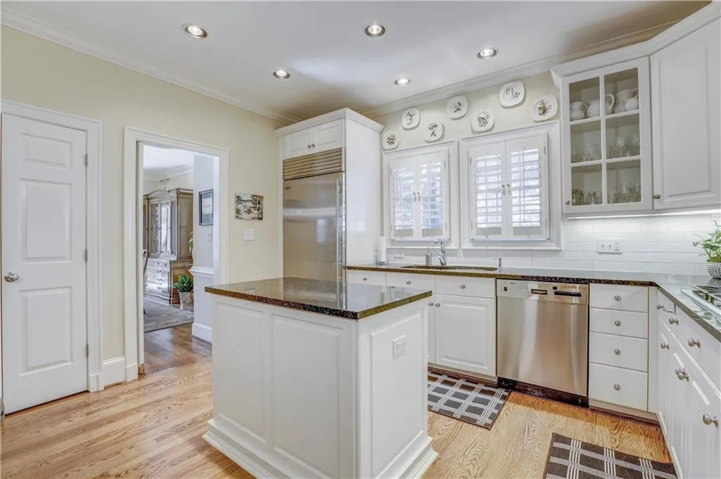 19 Ridgemere Trace, Sandy Springs, Georgia 30328, 4 Bedrooms Bedrooms, ,3 BathroomsBathrooms,Residential,Sold,19 Ridgemere Trace,5956994