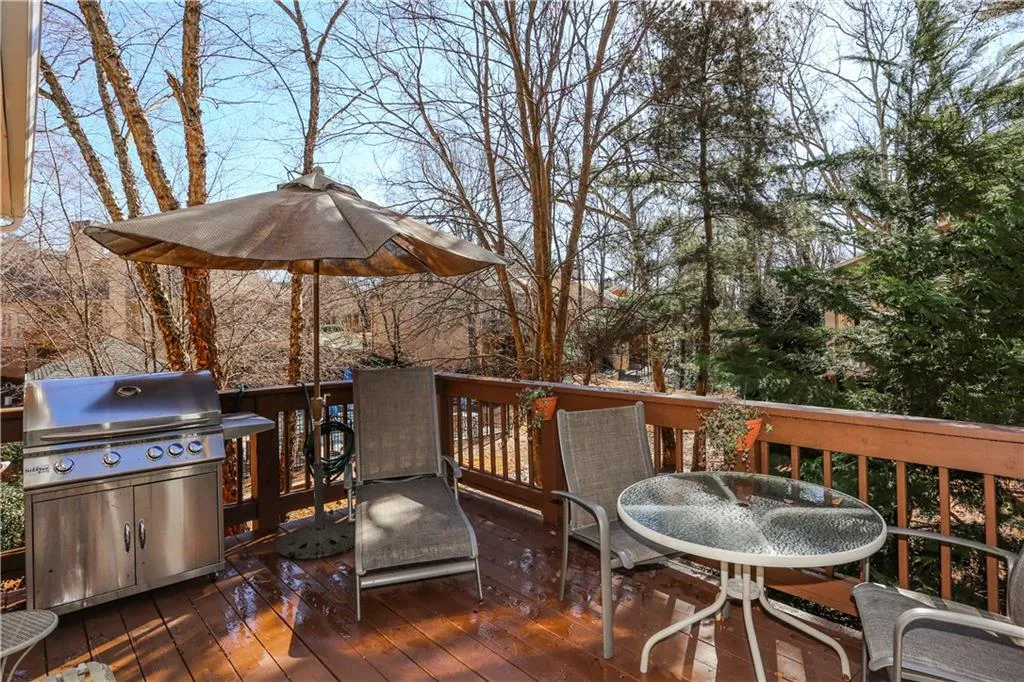 19 Ridgemere Trace, Sandy Springs, Georgia 30328, 4 Bedrooms Bedrooms, ,3 BathroomsBathrooms,Residential,Sold,19 Ridgemere Trace,5956994