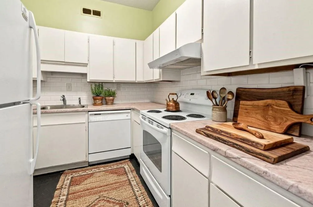 3060 Pharr Court North Nw Unit 207, Atlanta, Georgia 30305, 2 Bedrooms Bedrooms, 0 ,1 BathroomBathrooms,Residential,For Sale,3060 Pharr Court North Nw Unit 207,7848215
