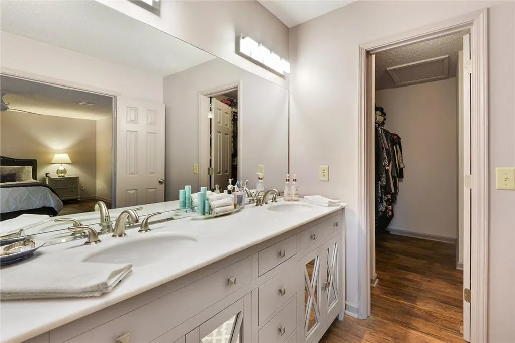907 Hollyfax Circle Unit 907, Sandy Springs, Georgia 30328, 2 Bedrooms Bedrooms, ,2 BathroomsBathrooms,Residential,Sold,907 Hollyfax Circle Unit 907,6035062