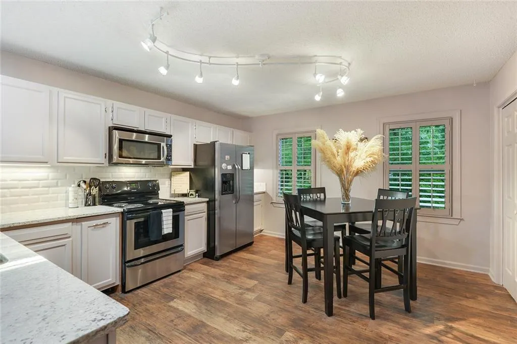 907 Hollyfax Circle Unit 907, Sandy Springs, Georgia 30328, 2 Bedrooms Bedrooms, ,2 BathroomsBathrooms,Residential,Sold,907 Hollyfax Circle Unit 907,6035062