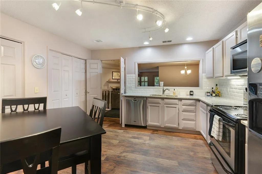 907 Hollyfax Circle Unit 907, Sandy Springs, Georgia 30328, 2 Bedrooms Bedrooms, ,2 BathroomsBathrooms,Residential,Sold,907 Hollyfax Circle Unit 907,6035062
