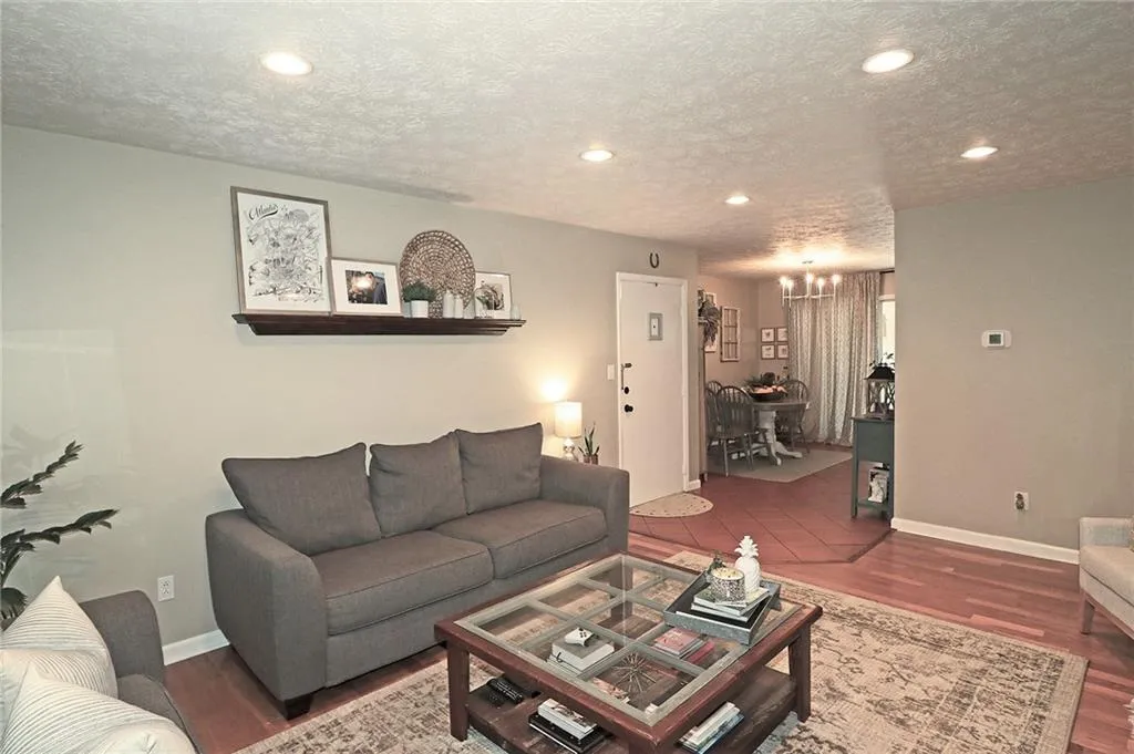 6700 Roswell Road Unit 22b, Atlanta, Georgia 30328, 2 Bedrooms Bedrooms, ,2 BathroomsBathrooms,Residential,Sold,6700 Roswell Road Unit 22b,6738378