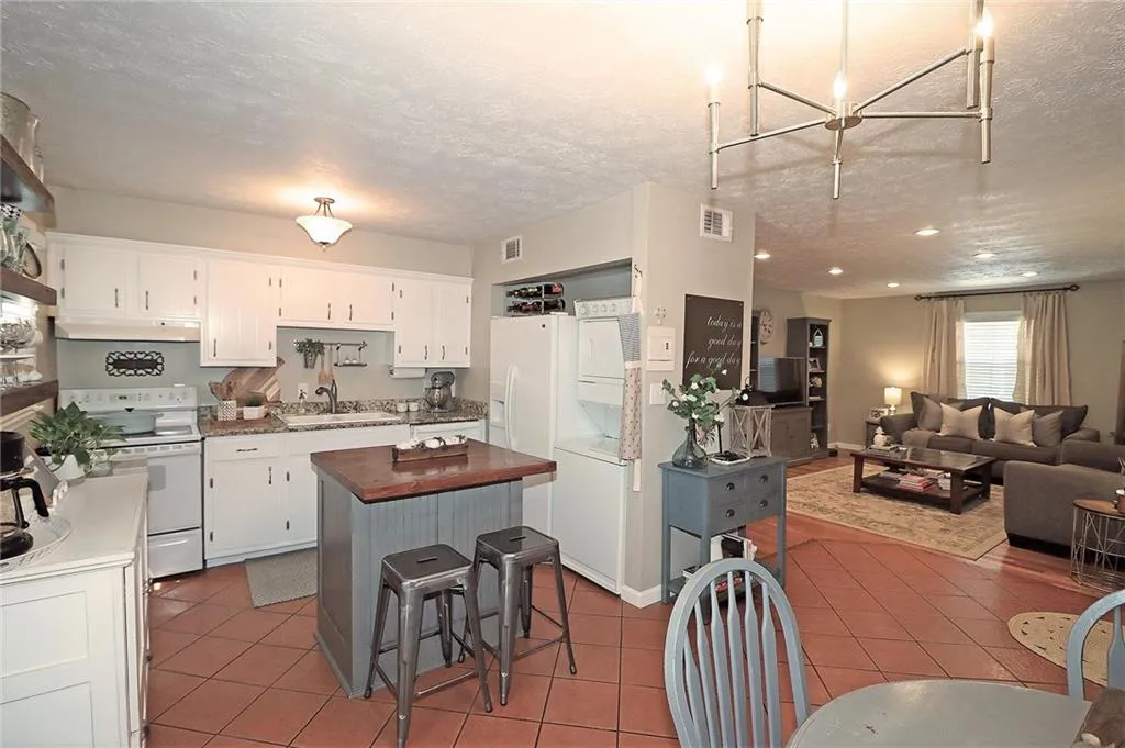 6700 Roswell Road Unit 22b, Atlanta, Georgia 30328, 2 Bedrooms Bedrooms, ,2 BathroomsBathrooms,Residential,Sold,6700 Roswell Road Unit 22b,6738378