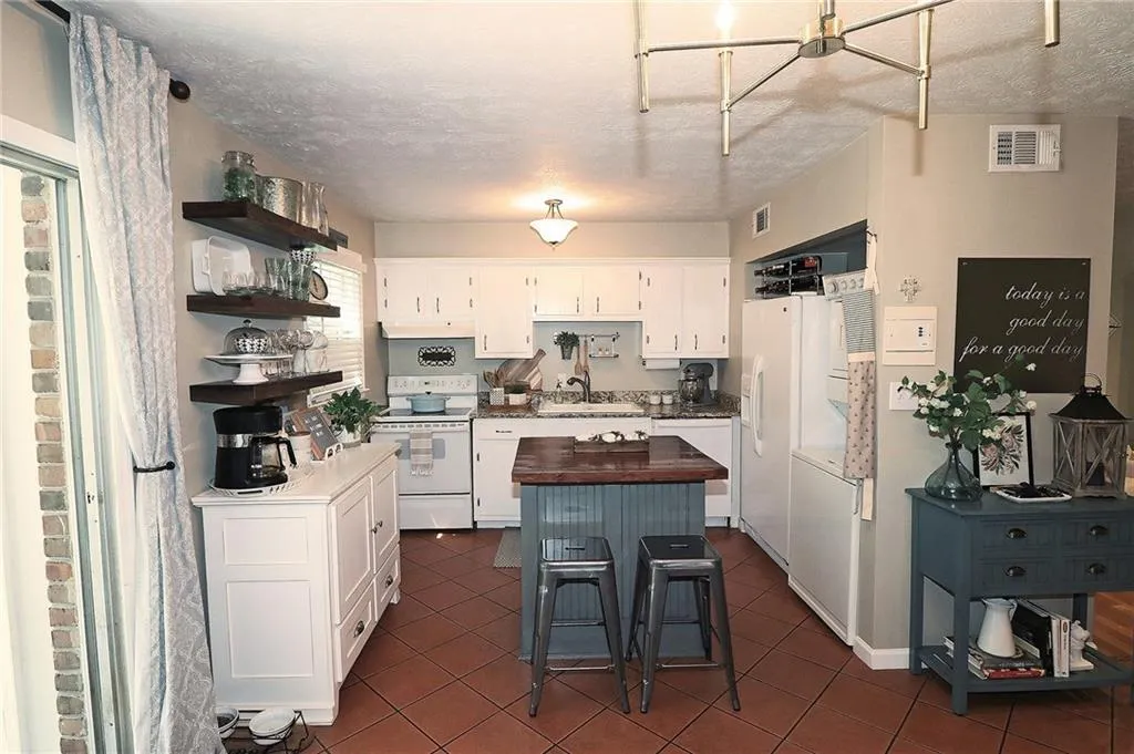 6700 Roswell Road Unit 22b, Atlanta, Georgia 30328, 2 Bedrooms Bedrooms, ,2 BathroomsBathrooms,Residential,Sold,6700 Roswell Road Unit 22b,6738378