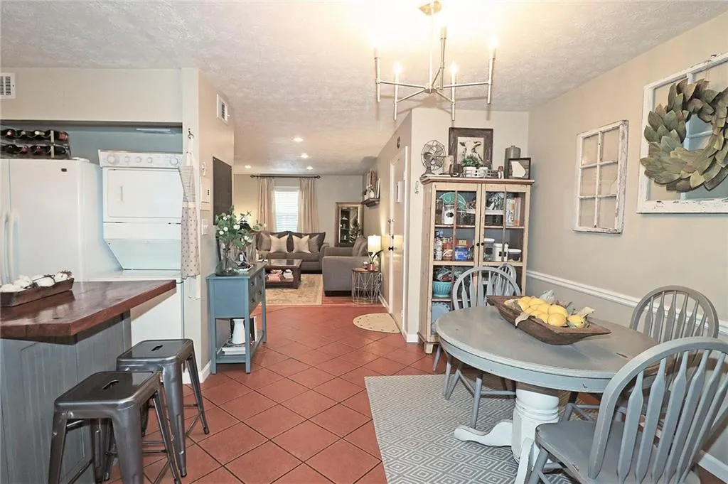 6700 Roswell Road Unit 22b, Atlanta, Georgia 30328, 2 Bedrooms Bedrooms, ,2 BathroomsBathrooms,Residential,Sold,6700 Roswell Road Unit 22b,6738378