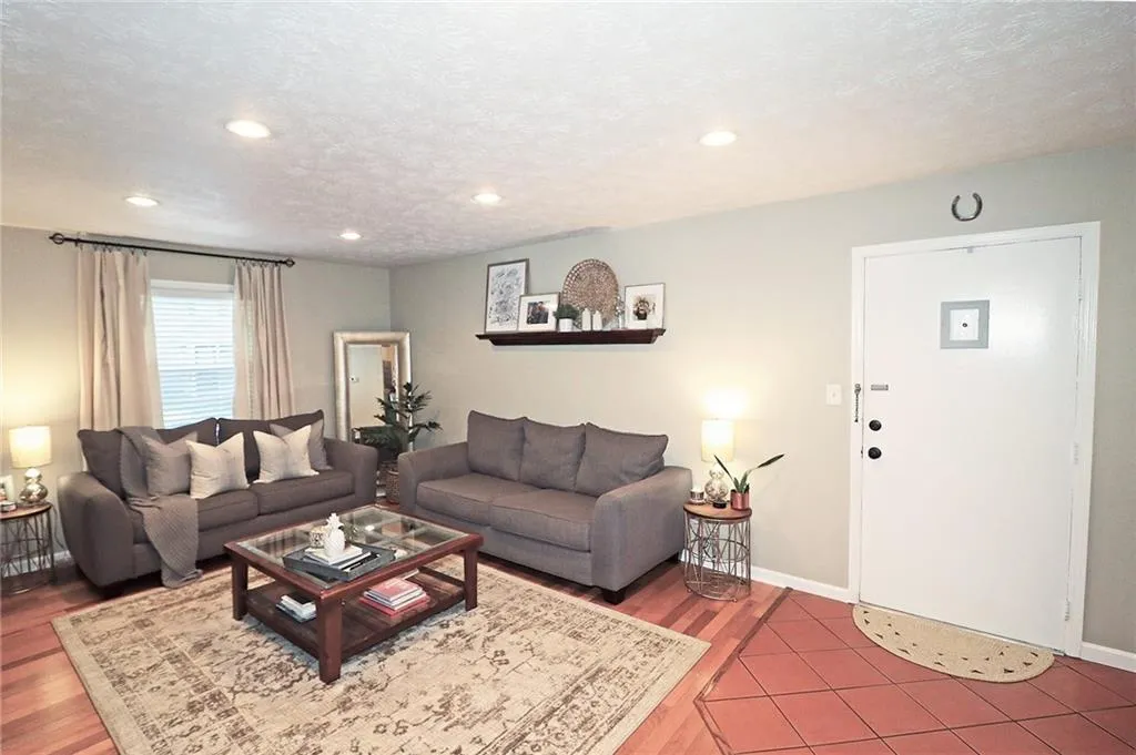 6700 Roswell Road Unit 22b, Atlanta, Georgia 30328, 2 Bedrooms Bedrooms, ,2 BathroomsBathrooms,Residential,Sold,6700 Roswell Road Unit 22b,6738378