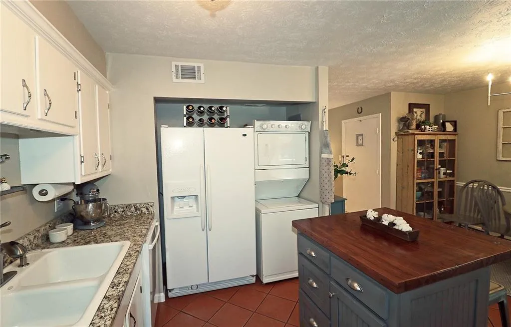 6700 Roswell Road Unit 22b, Atlanta, Georgia 30328, 2 Bedrooms Bedrooms, ,2 BathroomsBathrooms,Residential,Sold,6700 Roswell Road Unit 22b,6738378