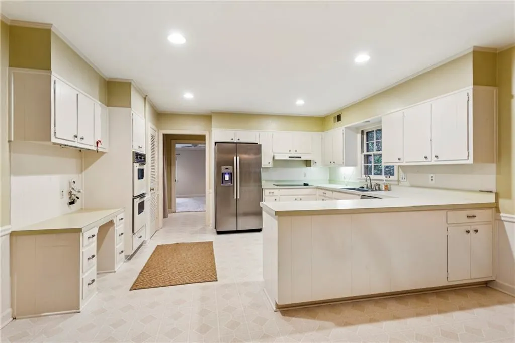 399 Glencastle Drive, Atlanta, Georgia 30327, 4 Bedrooms Bedrooms, ,2 BathroomsBathrooms,Residential,For Sale,399 Glencastle Drive,7633267