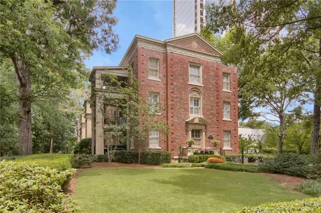 2814 Peachtree Road Nw Unit 11, Atlanta, Georgia 30305, 2 Bedrooms Bedrooms, ,1 BathroomBathrooms,Residential,For Sale,2814 Peachtree Road Nw Unit 11,7612257