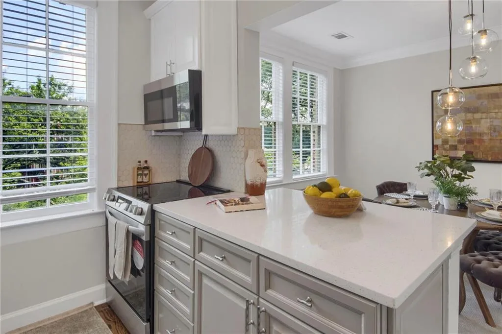 2814 Peachtree Road Nw Unit 11, Atlanta, Georgia 30305, 2 Bedrooms Bedrooms, ,1 BathroomBathrooms,Residential,For Sale,2814 Peachtree Road Nw Unit 11,7612257