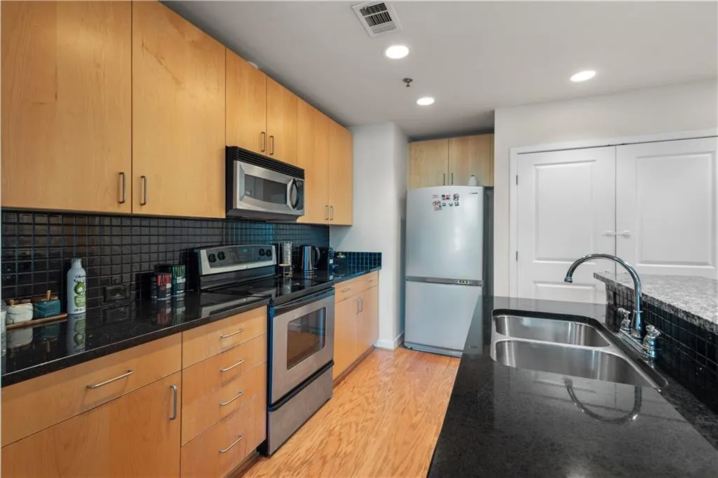 250 Pharr Road Ne Unit 607, Atlanta, Georgia 30305, 1 Bedroom Bedrooms, ,1 BathroomBathrooms,Residential,For Sale,250 Pharr Road Ne Unit 607,7513322