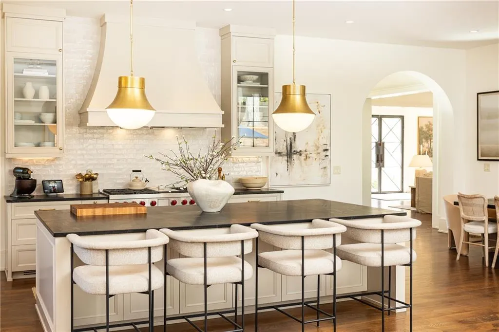 Island cooktop and vent