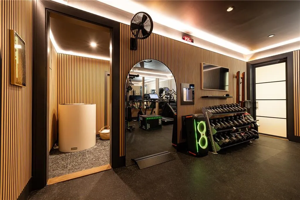 Wetroom and cold plunge