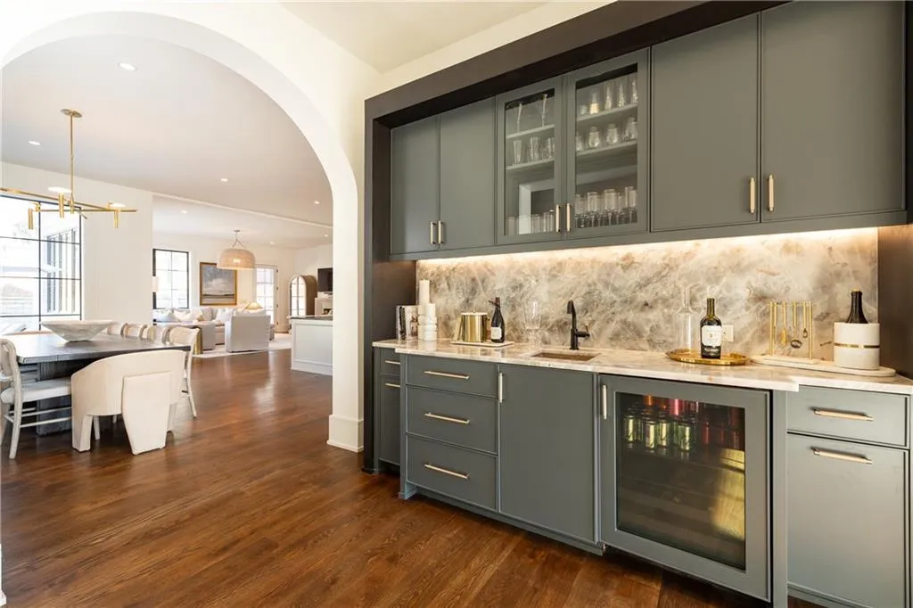 Bar to dining room kitchen family room