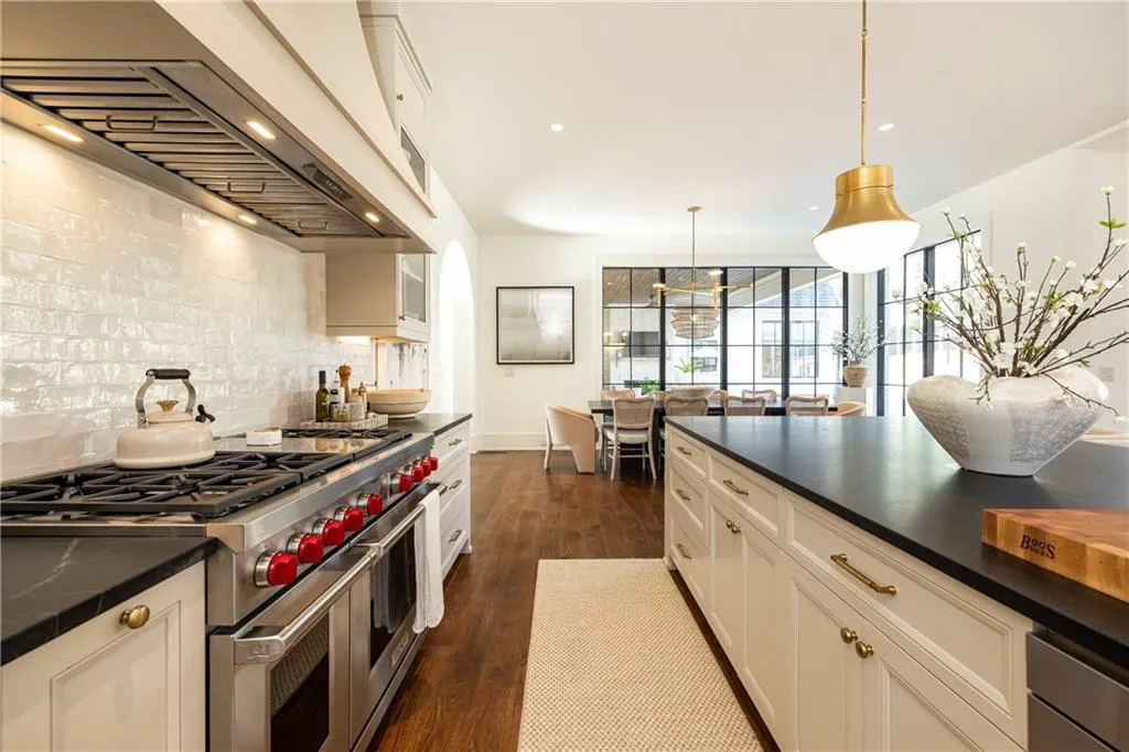 Double ovens to dining