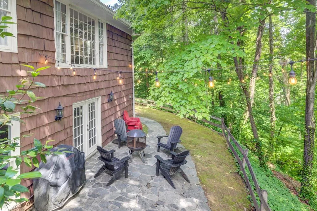 715 Tanglewood Trail, Sandy Springs, Georgia 30327, 4 Bedrooms Bedrooms, ,4 BathroomsBathrooms,Residential,Sold,715 Tanglewood Trail,7394839