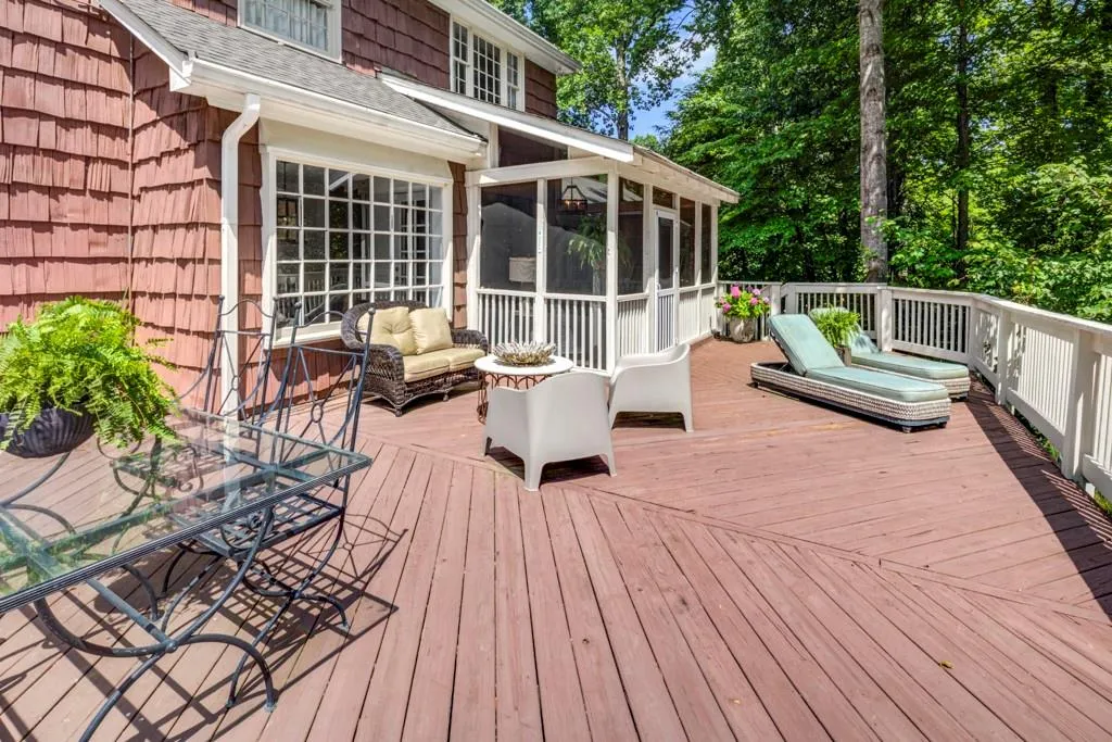 715 Tanglewood Trail, Sandy Springs, Georgia 30327, 4 Bedrooms Bedrooms, ,4 BathroomsBathrooms,Residential,Sold,715 Tanglewood Trail,7394839