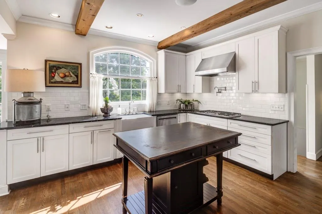 715 Tanglewood Trail, Sandy Springs, Georgia 30327, 4 Bedrooms Bedrooms, ,4 BathroomsBathrooms,Residential,Sold,715 Tanglewood Trail,7394839