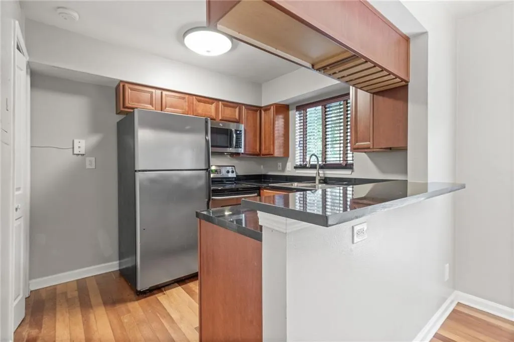 6940 Roswell Road Unit 9f, Sandy Springs, Georgia 30328, 2 Bedrooms Bedrooms, ,1 BathroomBathrooms,Residential,Sold,6940 Roswell Road Unit 9f,7229924