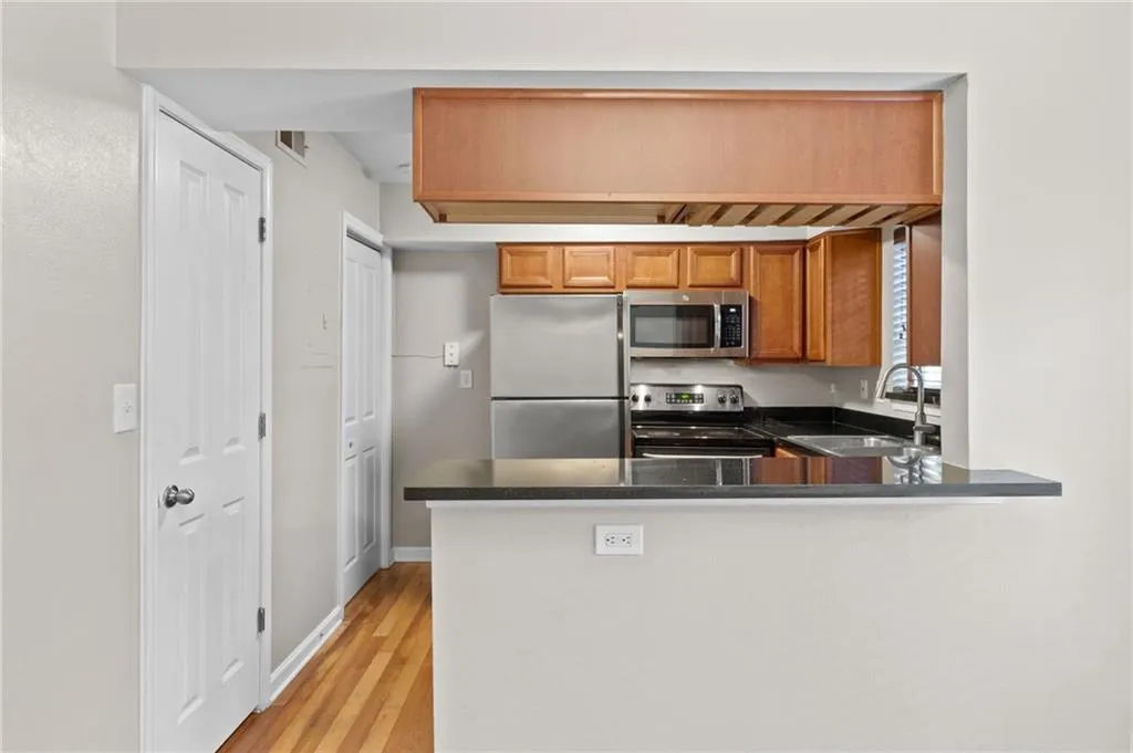 6940 Roswell Road Unit 9f, Sandy Springs, Georgia 30328, 2 Bedrooms Bedrooms, ,1 BathroomBathrooms,Residential,Sold,6940 Roswell Road Unit 9f,7229924