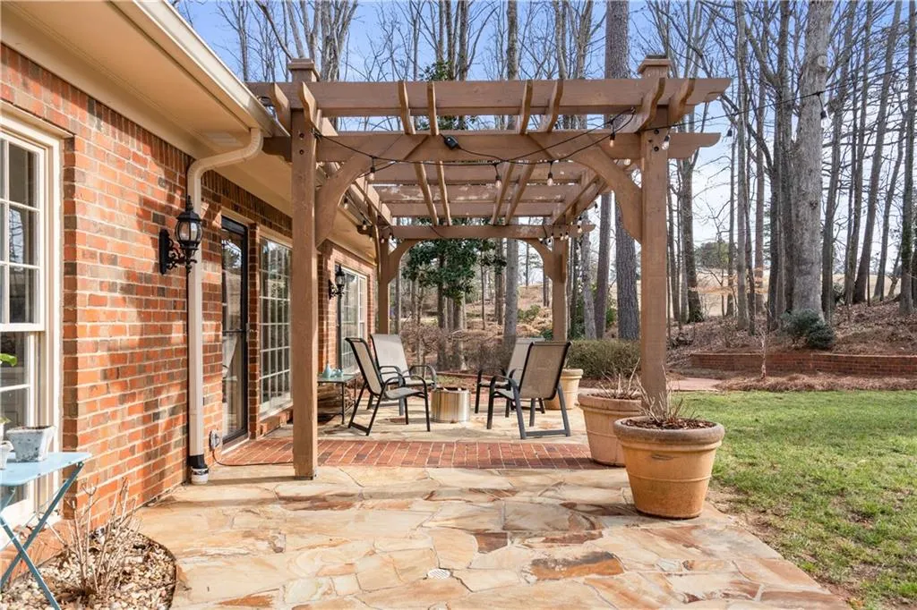460 Huntcliff Green, Sandy Springs, Georgia 30350, 4 Bedrooms Bedrooms, ,3 BathroomsBathrooms,Residential,Sold,460 Huntcliff Green,7161938