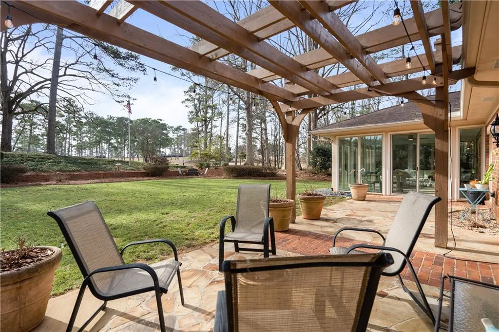 460 Huntcliff Green, Sandy Springs, Georgia 30350, 4 Bedrooms Bedrooms, ,3 BathroomsBathrooms,Residential,Sold,460 Huntcliff Green,7161938