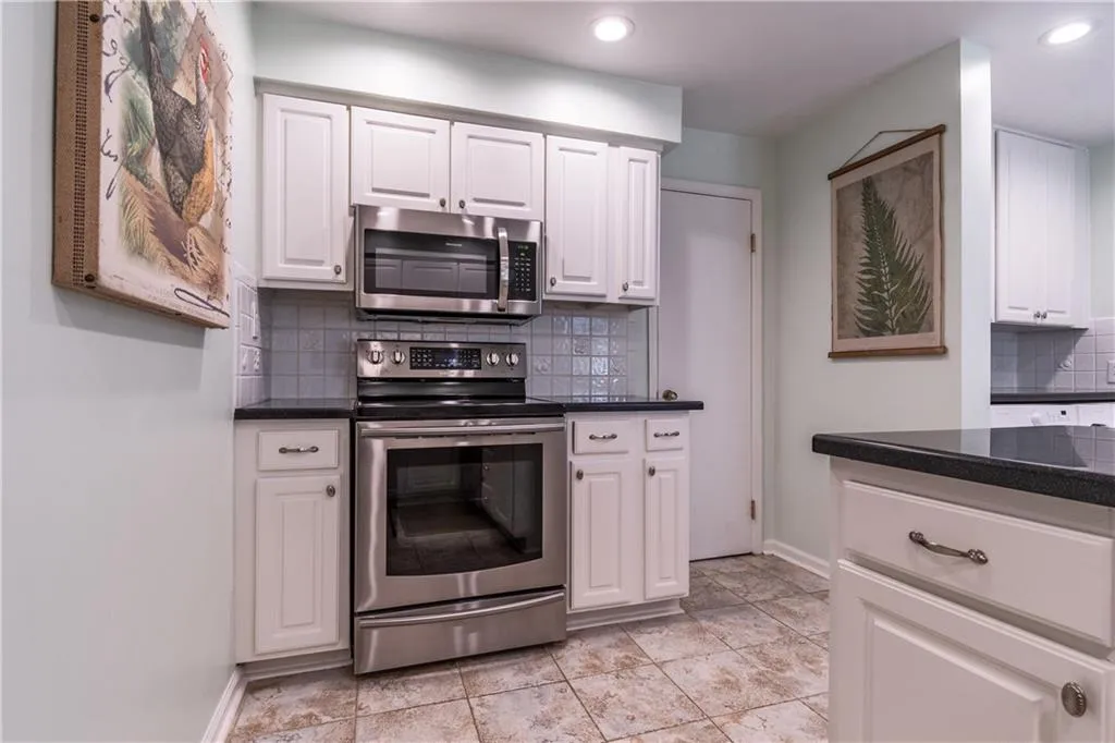 5220 Chemin De Vie, Sandy Springs, Georgia 30342, 3 Bedrooms Bedrooms, ,2 BathroomsBathrooms,Residential,Sold,5220 Chemin De Vie,6737527