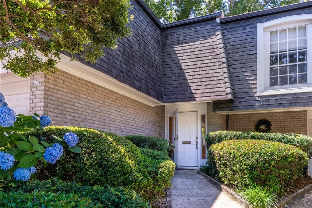 5220 Chemin De Vie, Sandy Springs, Georgia 30342, 3 Bedrooms Bedrooms, ,2 BathroomsBathrooms,Residential,Sold,5220 Chemin De Vie,6737527