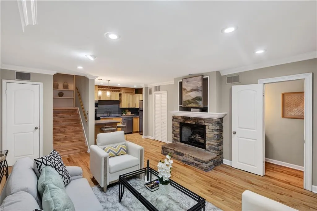 101 Alden Avenue Nw Unit F, Atlanta, Georgia 30309, 2 Bedrooms Bedrooms, 0 ,2 BathroomsBathrooms,Residential,Sold,101 Alden Avenue Nw Unit F,7741380