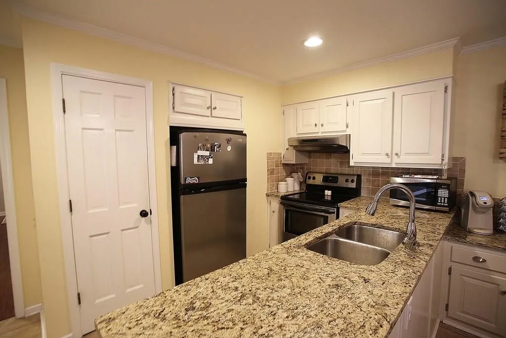 8950 Carroll Manor Drive, Dunwoody, Georgia 30350, 3 Bedrooms Bedrooms, ,2 BathroomsBathrooms,Residential,Sold,8950 Carroll Manor Drive,6120175