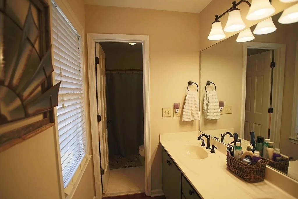 8950 Carroll Manor Drive, Dunwoody, Georgia 30350, 3 Bedrooms Bedrooms, ,2 BathroomsBathrooms,Residential,Sold,8950 Carroll Manor Drive,6120175