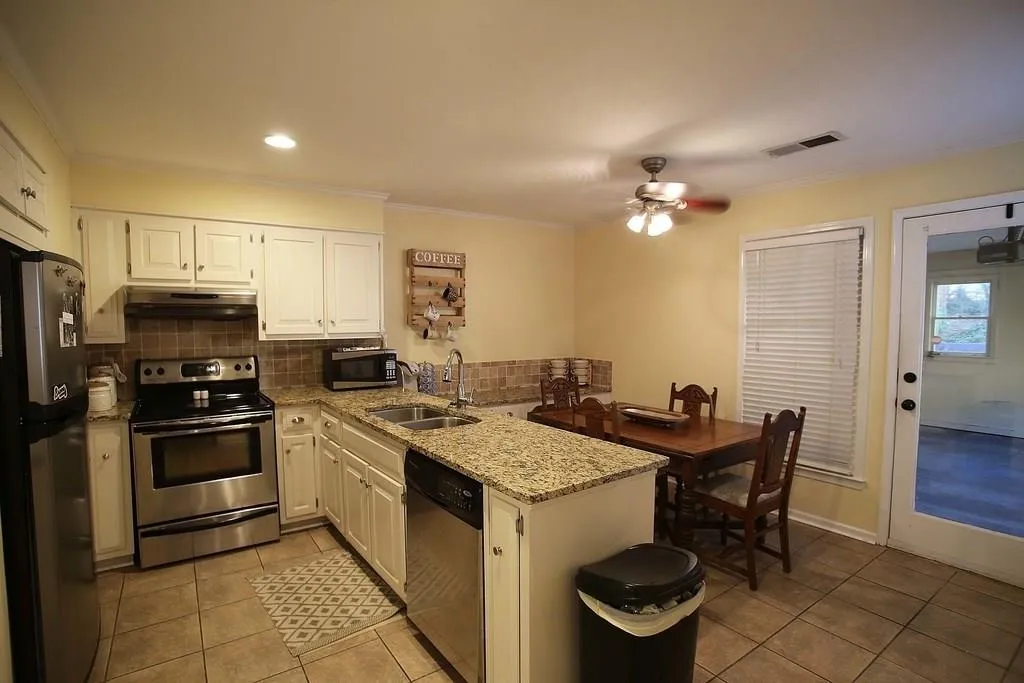 8950 Carroll Manor Drive, Dunwoody, Georgia 30350, 3 Bedrooms Bedrooms, ,2 BathroomsBathrooms,Residential,Sold,8950 Carroll Manor Drive,6120175