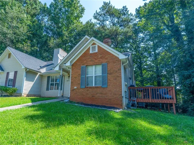 Welcome home to this charming end-unit townhome with a welcoming front entry.