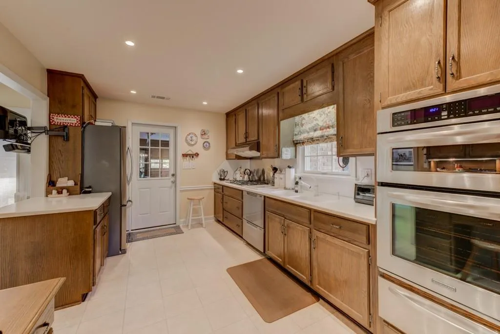 5750 Riverwood Drive, Sandy Springs, Georgia 30328, 3 Bedrooms Bedrooms, ,2 BathroomsBathrooms,Residential,Sold,5750 Riverwood Drive,6534482