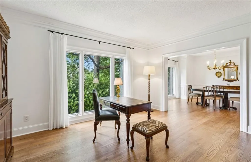 looking back to the dining room...