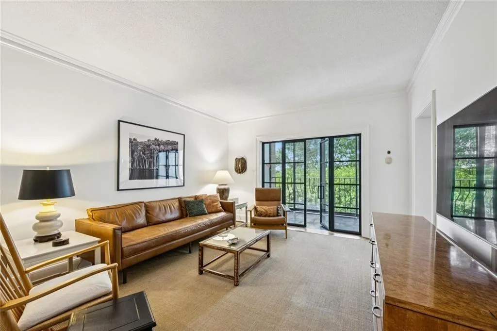 2765 Peachtree Road Ne Unit 3, Atlanta, Georgia 30305, 2 Bedrooms Bedrooms, ,2 BathroomsBathrooms,Residential,For Sale,2765 Peachtree Road Ne Unit 3,7681722