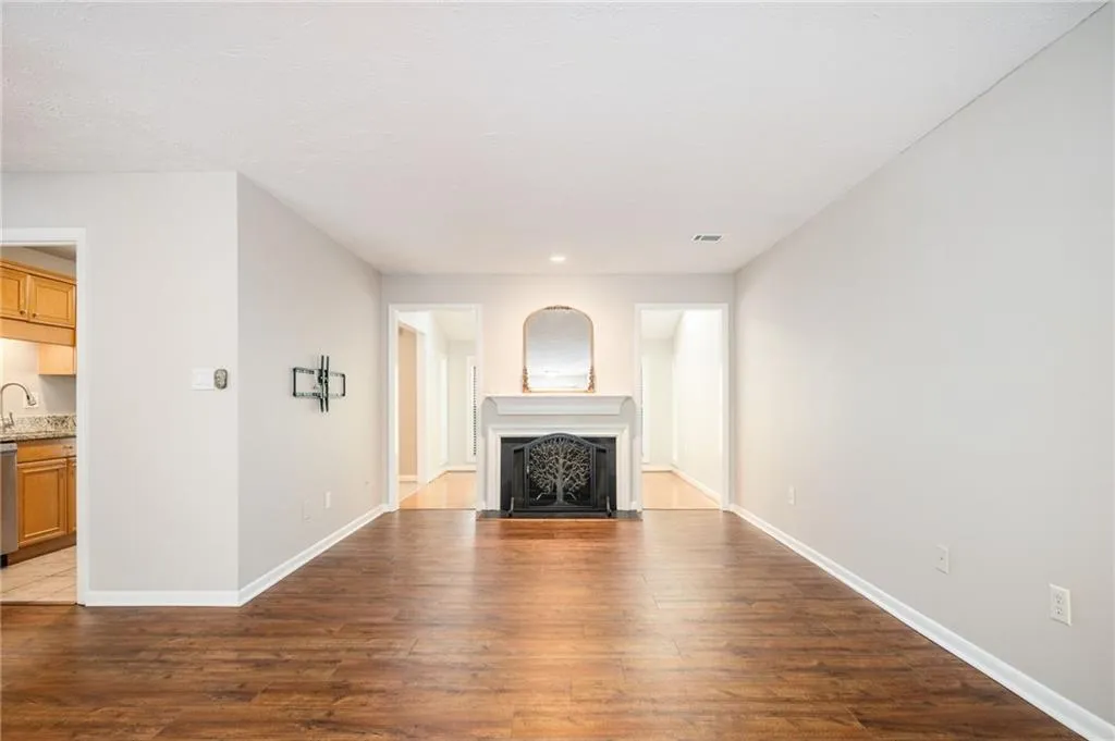 8740 Roswell Road Unit 10d, Sandy Springs, Georgia 30350, 3 Bedrooms Bedrooms, ,2 BathroomsBathrooms,Residential,Sold,8740 Roswell Road Unit 10d,7476347