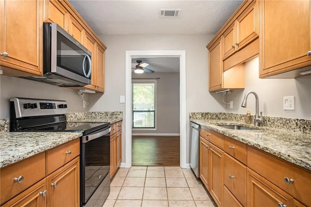 8740 Roswell Road Unit 10d, Sandy Springs, Georgia 30350, 3 Bedrooms Bedrooms, ,2 BathroomsBathrooms,Residential,Sold,8740 Roswell Road Unit 10d,7476347