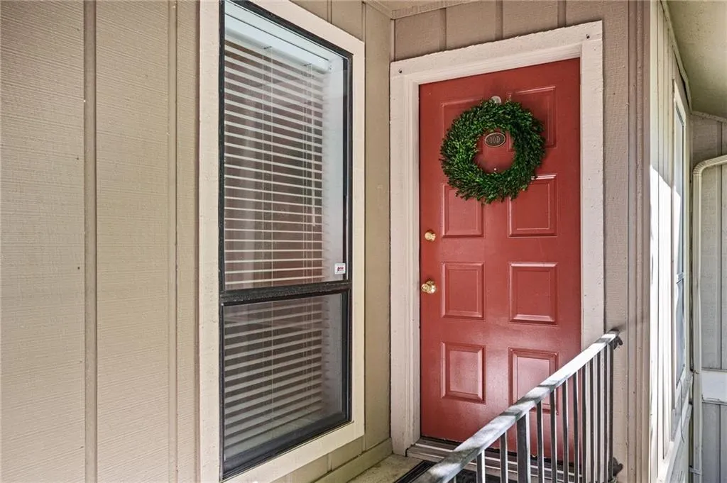 8740 Roswell Road Unit 10d, Sandy Springs, Georgia 30350, 3 Bedrooms Bedrooms, ,2 BathroomsBathrooms,Residential,Sold,8740 Roswell Road Unit 10d,7476347
