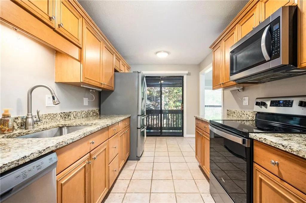 8740 Roswell Road Unit 10d, Sandy Springs, Georgia 30350, 3 Bedrooms Bedrooms, ,2 BathroomsBathrooms,Residential,Sold,8740 Roswell Road Unit 10d,7476347