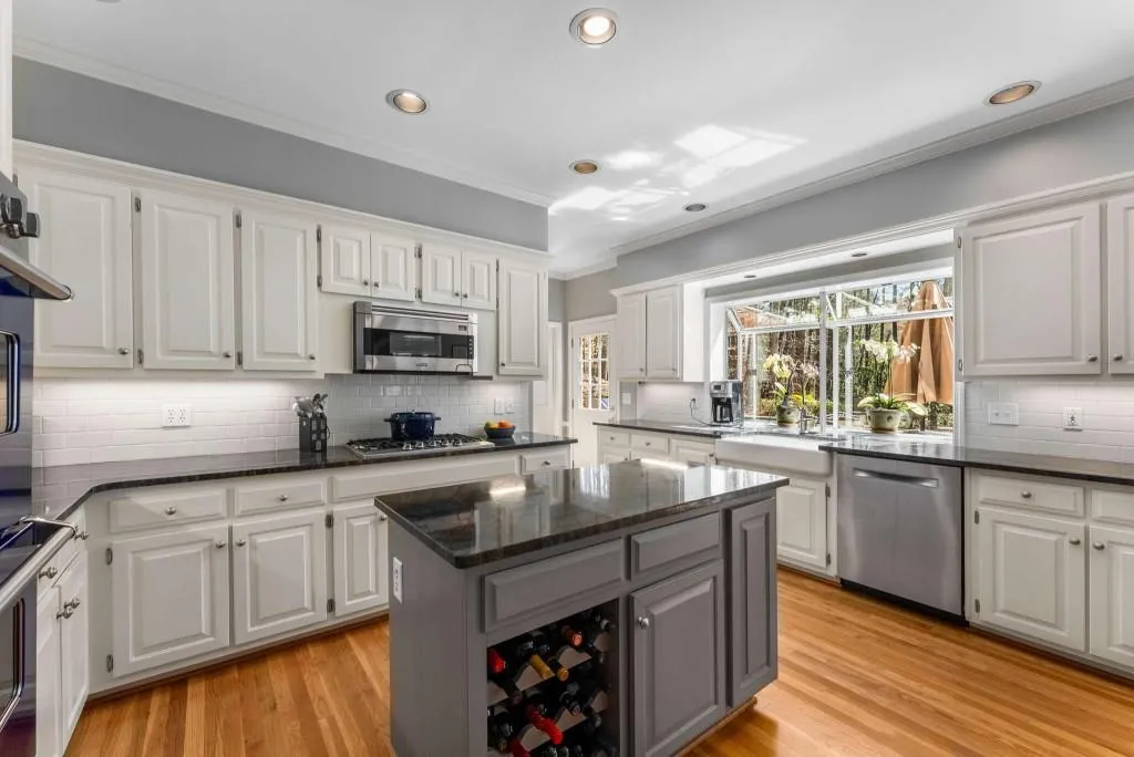 9835 Trace Valley, Sandy Springs, Georgia 30350, 5 Bedrooms Bedrooms, ,4 BathroomsBathrooms,Residential,Sold,9835 Trace Valley,7547664