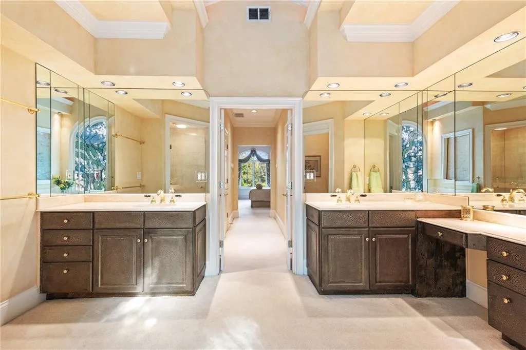 520 Chestnut Rose Lane, Sandy Springs, Georgia 30327, 4 Bedrooms Bedrooms, ,5 BathroomsBathrooms,Residential,Sold,520 Chestnut Rose Lane,6624035