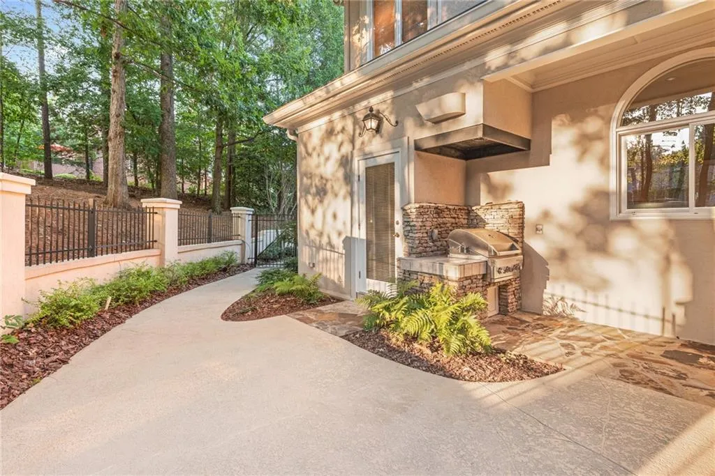 520 Chestnut Rose Lane, Sandy Springs, Georgia 30327, 4 Bedrooms Bedrooms, ,5 BathroomsBathrooms,Residential,Sold,520 Chestnut Rose Lane,6624035
