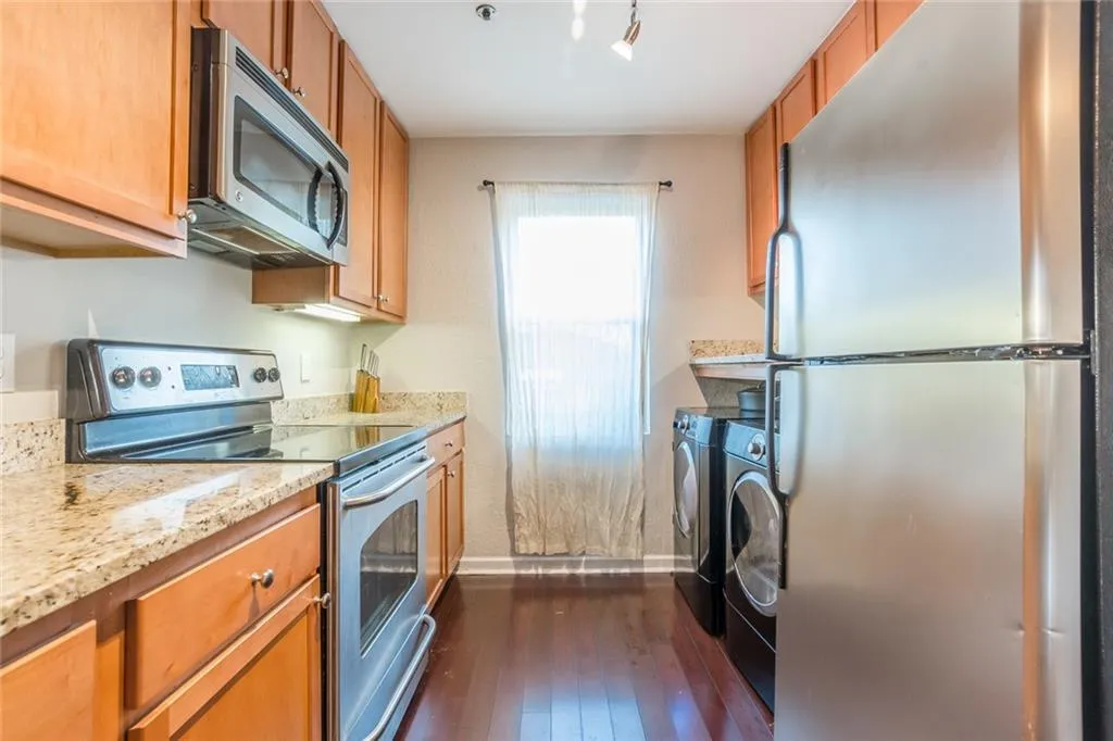 8701 Dunwoody Place Unit E, Sandy Springs, Georgia 30350, 3 Bedrooms Bedrooms, ,2 BathroomsBathrooms,Residential,Sold,8701 Dunwoody Place Unit E,6536191